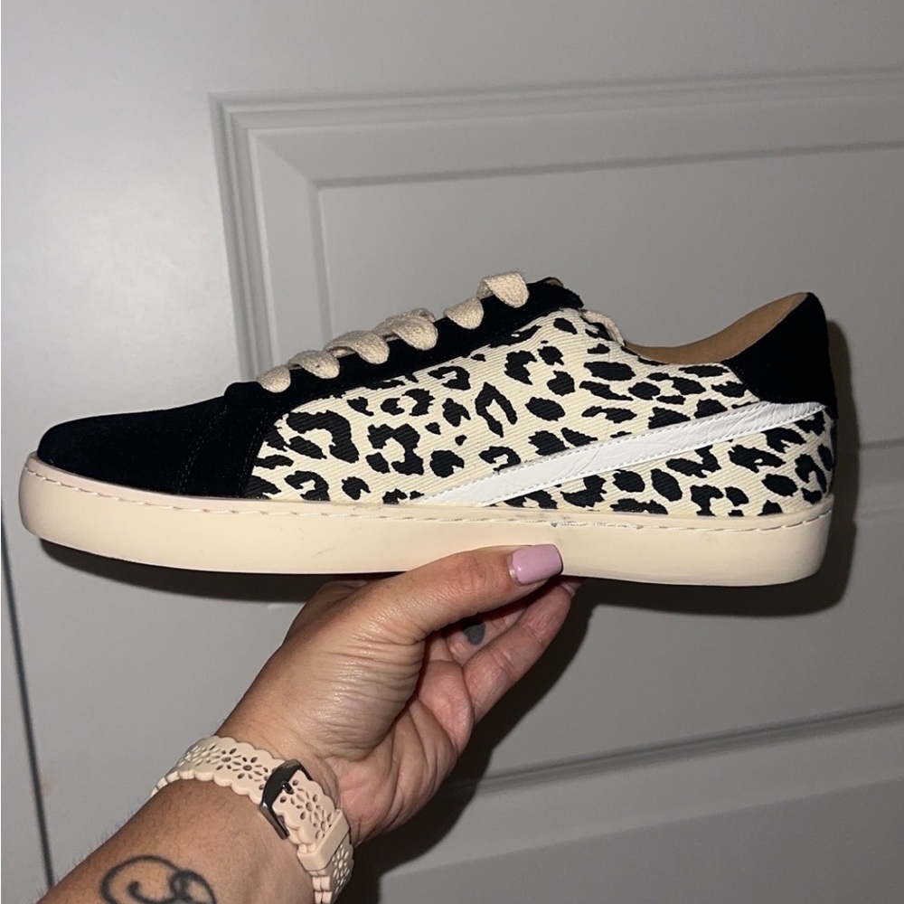 Tennis shoes